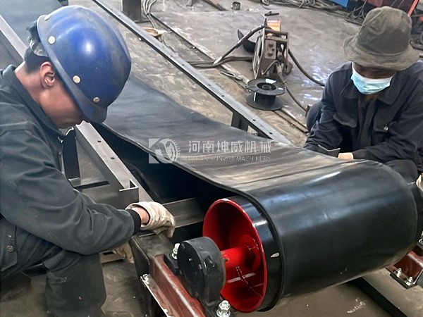 聊城全封閉皮帶輸送機(jī)已投產(chǎn)